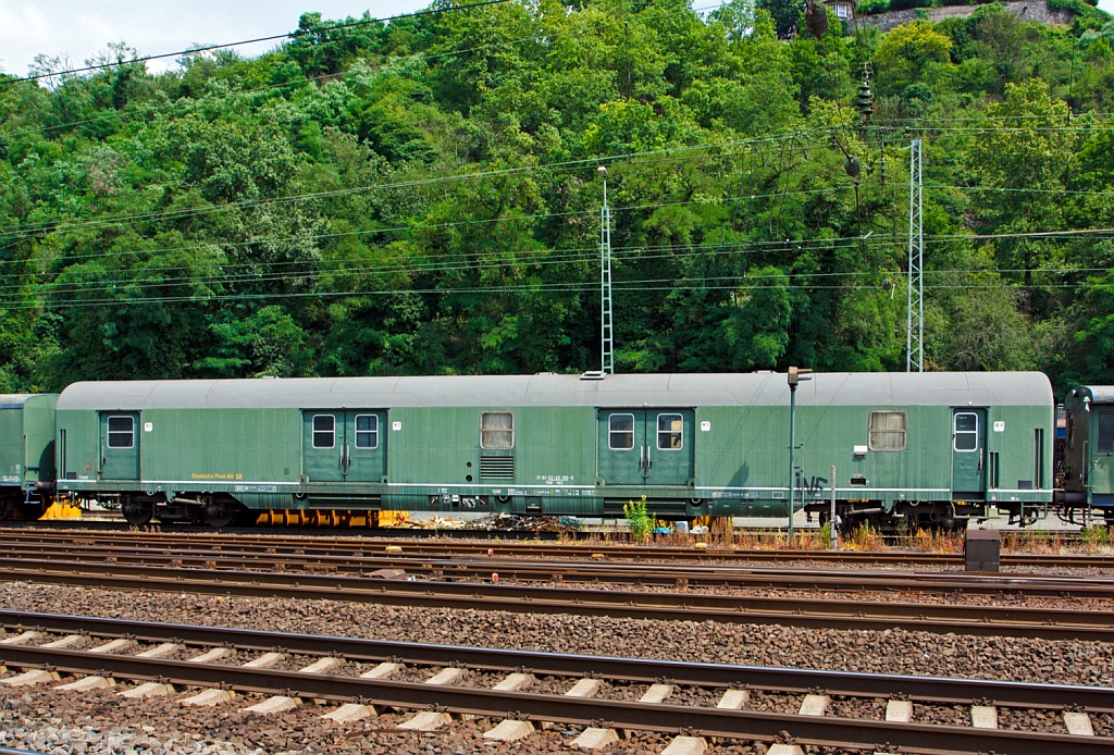 Schnellzug-Bahnpostwagen der Deutschen Bundespost mrz, Post-Nr. 73 189, eingestellt unter DB-Nr. 51 80 00 - 95 189-8, abgestellt am  04.07.2012 in Linz am Rhein. 
Diese Bahnpostwagen wurde ab 1980 von Hansa Waggonbau gebaut, sie waren urspr�nglich in Ganzz�gen auf Fernverkehrsverbindungen t�glich unterwegs. Solche Z�ge fuhren nachts zum Beispiel von Hamburg nach M�nchen und bestanden meist aus 10 bis 12 dieser Wagen. 
Der Wagen konnte aber auch in nationale und internationale Z�ge bis 200 km/h Geschwindigkeit eingestellt werden.
In ihm wurden nicht nur Geld, Briefe, P�ckchen und Pakete im  Nachtsprung  bef�rdert, sondern auch die in gr��eren Knotenbahnh�fen sackweise zugeladenen unsortierten Sendungen, auf die verschiedenen Postleitzahlbereiche sortiert und verteilt. 
Bis zu 8 Postbedienstete verrichteten darin ihre n�chtliche Sortierarbeit und das Be- und Entladen der Posts�cke und Paketpaletten an den entsprechenden Zugaufenthalten.

Diese Wagen waren weitgehend �berfallsicher und als  Hochsicherheitstrakt  ausgelegt, wobei alle T�ren und Tore ausschlie�lich von innen verriegelbar sind. Zus�tzliche Au�enverriegelung und Plombierm�glichkeit machte ihn  zollt�chtig  und somit auch im internationalen Bahnverkehr einsatzf�hig. 

Ausgestattet ist er mit stirnseitigen druckdichten Wagen�berg�ngen, einer �lzentralfeuerung mit Fu�bodenheizung, Umluftklimaanlage, Entstaubungseinrichtung, eigener 24V Stromversorgung, einer Lautsprecheranlage, Kleiderschrank, Waschbecken und Toilette. 

