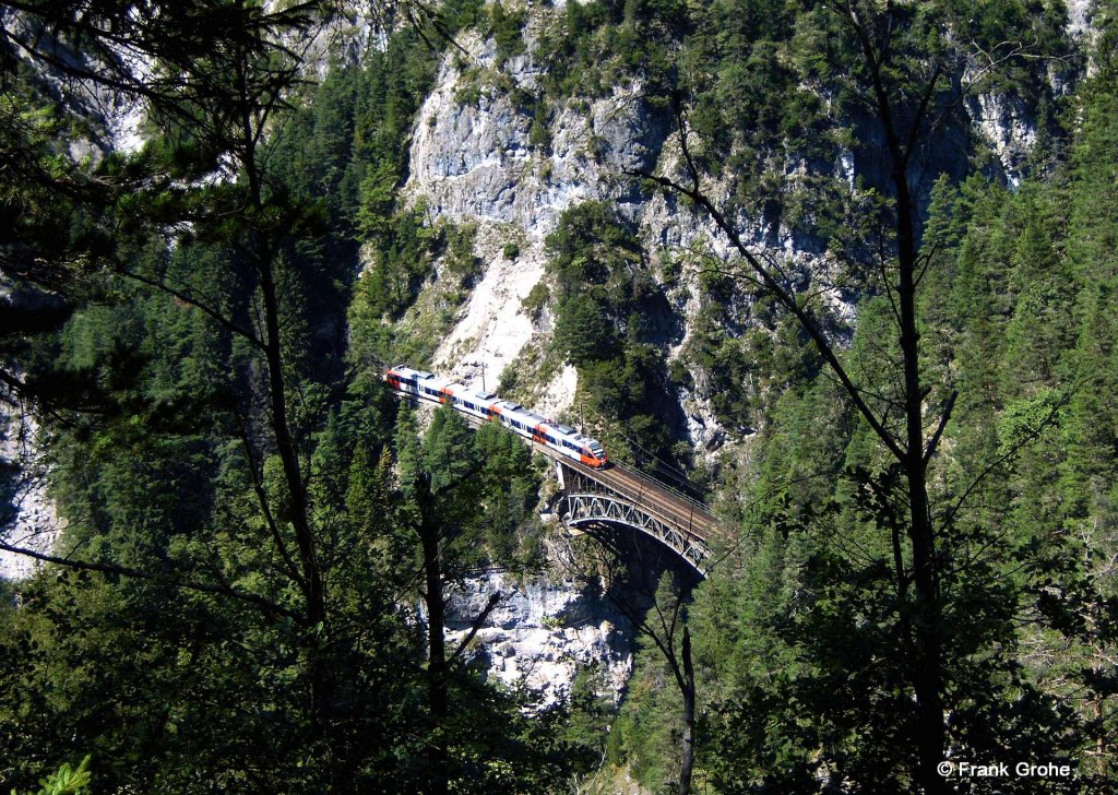 Schon fast ein Suchbild: �BB Talent 4024 auf der Schlo�bachbr�cke bei Hochzirl, Mittenwaldbahn / Karwendelbahn KBS 960 M�nchen - Mittenwald - Innsbruck, fotografiert am 18.08.2008