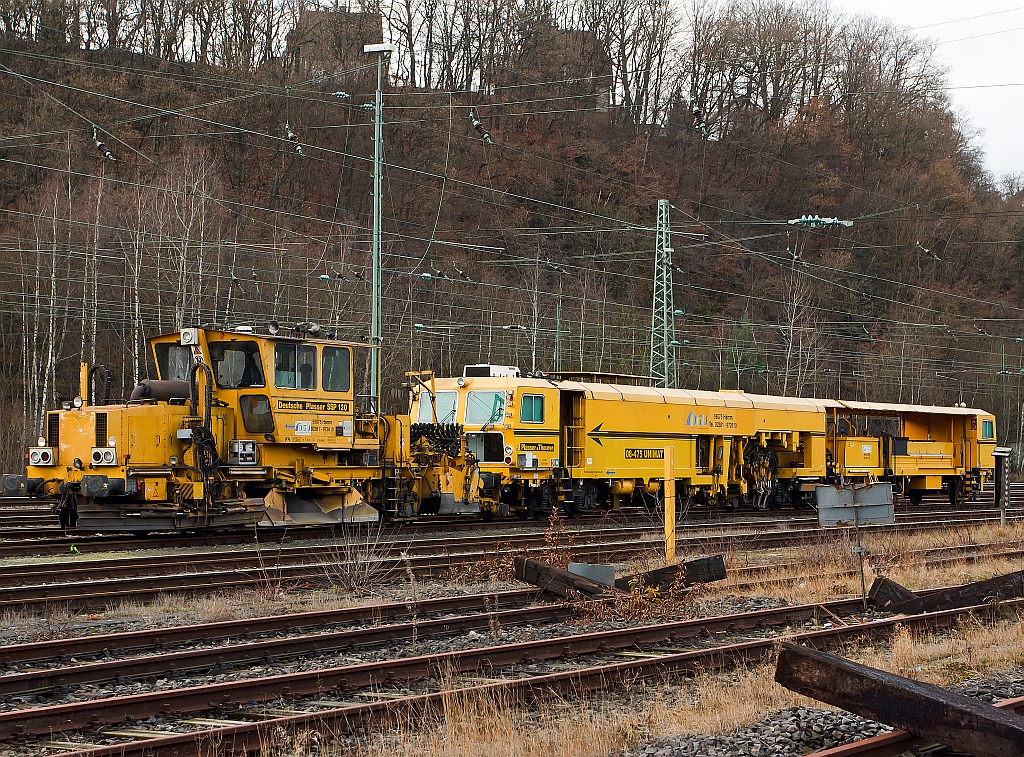 Schotterverteil- und Planiermaschinen Plasser & Theurer SSP 120 und Weichenstopfmaschine Plasser & Theurer 08 - 475 Unimat 4S der DGU (Deutsche Gleisbau Union), abgestellt am 10.12.2011 in Betzdorf/Sieg. Eingestellt als Schweres Nebenfahrzeug: Schotterpflug Nr. 97 16 41 501 17-8, Stopfmach. Nr. 97 43 42 533 17-7