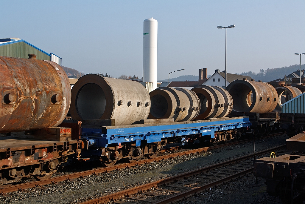 Schwerlastwagen (Drehgestellflachwagen mit sechs Rads�tzen) als Privatwagen der Firma Gontermann-Peipers, Siegen (Walzen und Gussprodukte), beladen mit Gu�kokillen.  Hier am 12.11.2011 abgestellt (beim Werk) in Siegen / Kaan-Marienborn.
