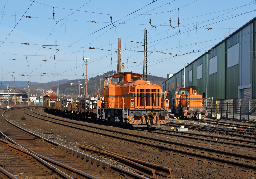 Siegen-Geisweid am 11.02.2012, Werksloks der Deutschen Edelstahlwerke (DEW), zuvor Krupp Edelstahlwerke S�dwestfalen beim rangieren: Links Lok 2 eine Mak G 500 C , Baujahr 1970, Fabr.-Nr. 500051 , Bauart C-dh .  Rechts Lok 7 eine Mak G 1203 BB, Baujahr 1986, Fabr.-Nr. 1000808. 
