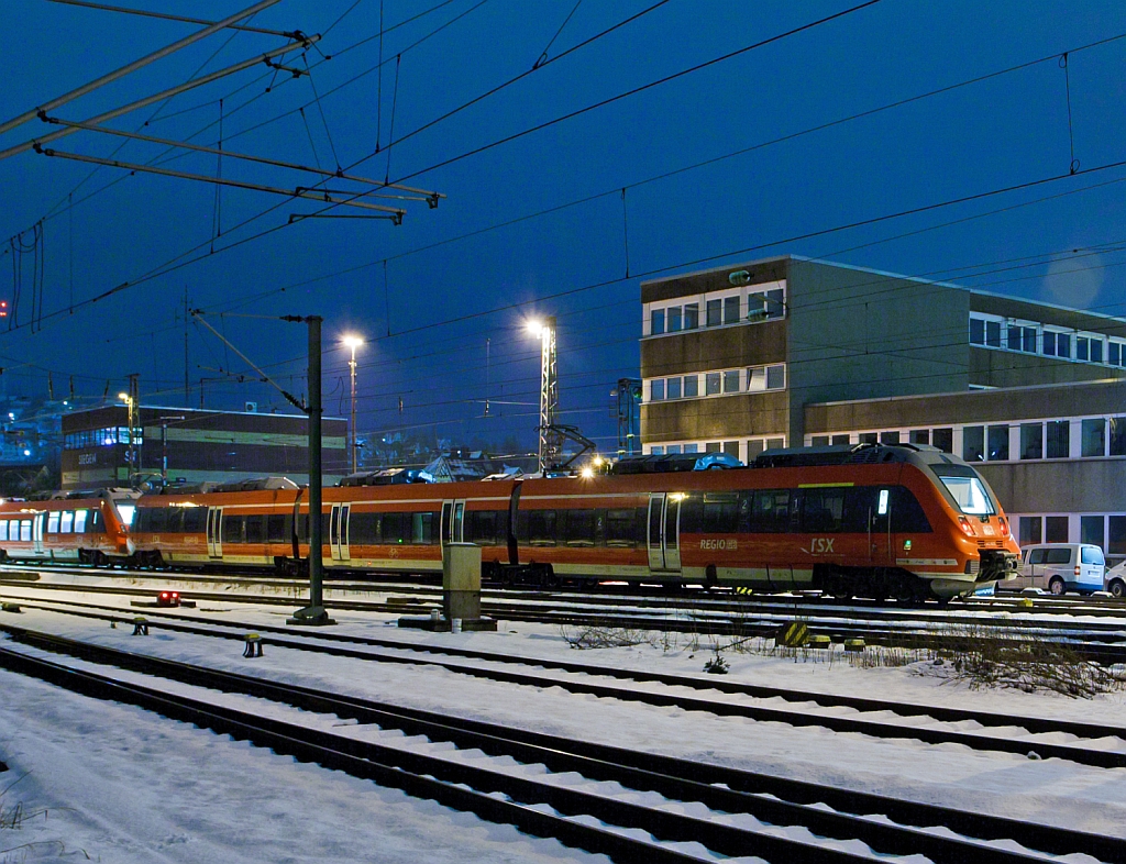Siegen Hbf by Night:
442 103, ein 3-teilige Bombardier Talent 2,  des rsx - Rhein-Sieg-Express sind am 08.02.2013 (0:45 Uhr) beim Hbf Siegen abgestellt, dahinter 442 101.

Diese Dreiteiler haben die Achsformel Bo’2’2’Bo’  und haben eine L�nge von 56.200 mm �ber Kupplung.
Sie haben eine Leistung von 2020 kW (4 Fahrmotoren � 505 kW), die H�chstgeschwindigkeit ist 160 km/h, die max. Beschleunigung ist 1,1 m/s�.