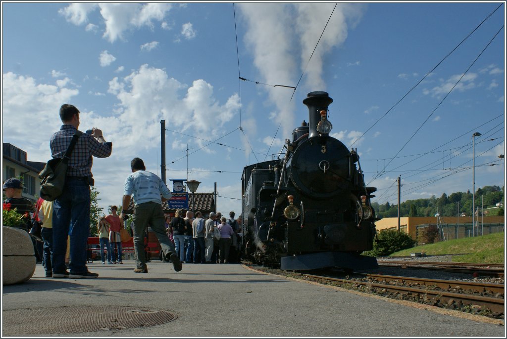 So eine alte Dampflok versetzt die Fotogarfen in spannende Hektik...
B-C Bahn, den 19. Mai 2012
