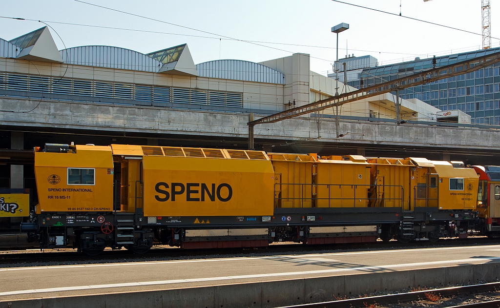 
SPENO Schienenschleifmaschine RR 16 MS-11 (99 85 9127 102-3), hier am 29.05.2012 im Bahnhof Lausanne.