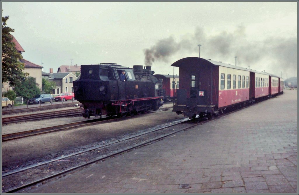Speziel f�r Frank habe ich mir ein paar farbige (!) Molli-Bilder rausgesucht: 
Bild 1 entstand noch in der DDR, kurz vor der Wiedervereinigung im Bahnhof von Bad Doberan 
September 1990/gescanntes Negativ