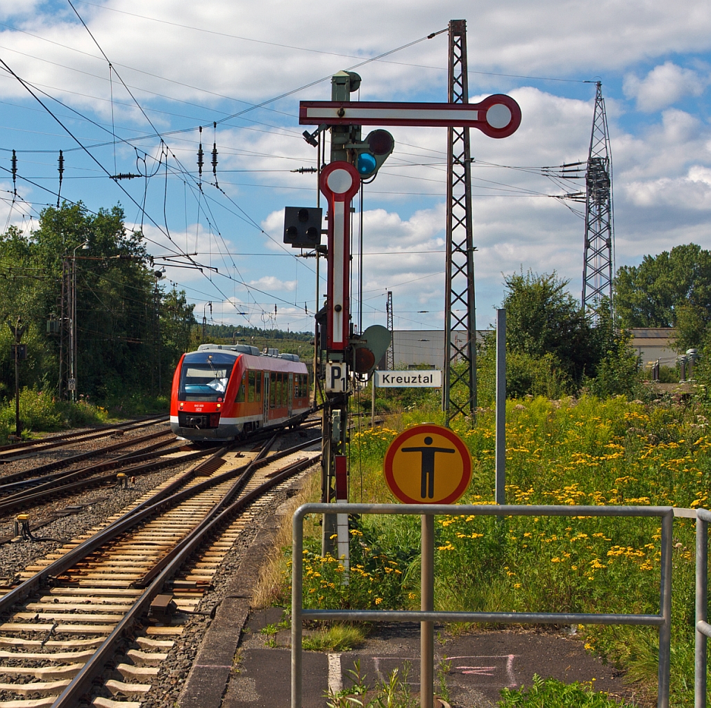 Speziell f�r Stefan und alle die es m�gen: 640 009 (LINT 27) der 3-L�nder-Bahn als RB 93 (Rothaarbahn) kommt am 11.08.2012 von Bad Berleburg, hier beim Bahnhof Kreuztal wechselt er von der KBS 443 (Rothaarbahn) auf die KBS 440 (Ruhr-Sieg-Strecke).