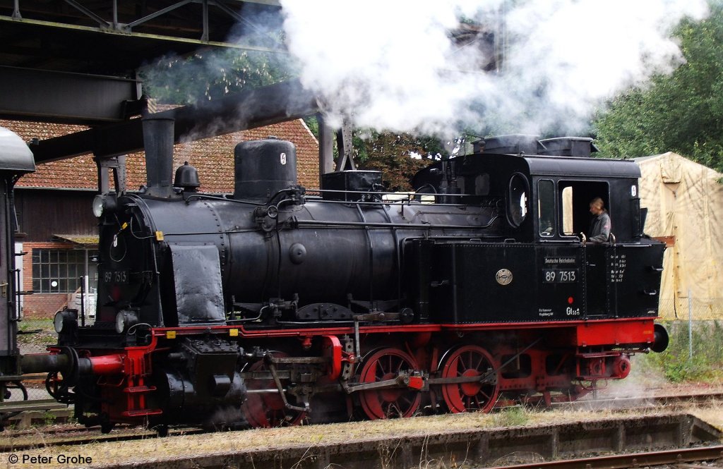 Star der Veranstaltung   Aktion Feriendampf  vom Landkreis Hildesheim war am Sonntag ohne Zweifel die DR 89 7513, die hier gerade einen Sonderzug bespannt. --> ex KBS 241 Derneburg – Seesen, fotografiert am 22.07.2012 im Bahnhof Bornum (Harz) --> Die Lok wurde �hnlich der preu�ischen T3 konstruiert, jedoch mit gr��erem Kessel. Gebaut wurde die Lok von der Firma Jung, Jungenthal 1911 mit der Fab.-Nr. 1720. Die Lok war bis 1964 beim Bw Hannover Hbf. aktiv und stand danach bis 1977 in Berlin auf einem Spielplatz. Nach ihrer Aufarbeitung f�hrt sie nun f�r den Dampfzug Betriebsgemeinschaft Hildesheim e.V. --> Besonderheit: eine junge Frau als Lokf�hrerin!