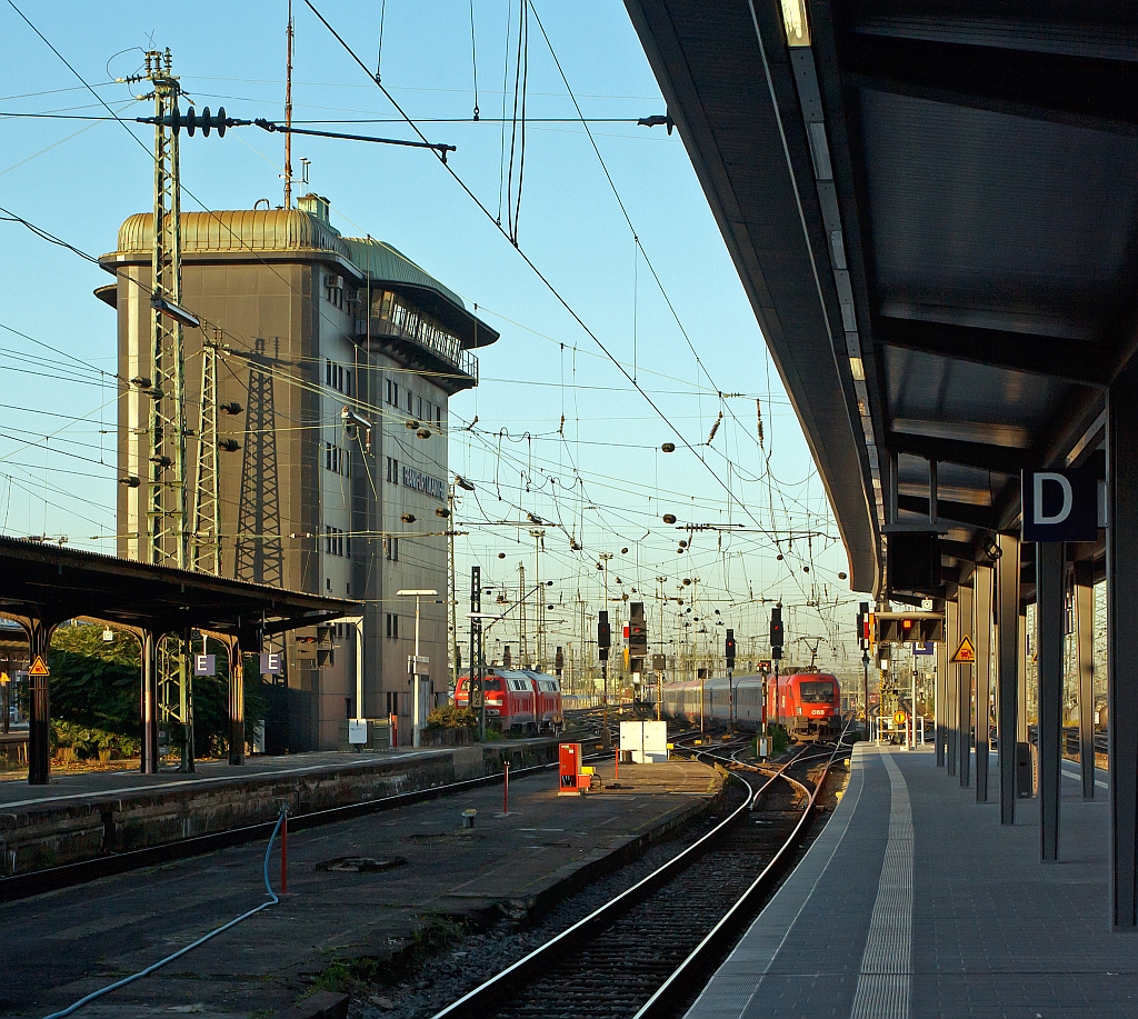 Stellwerk Frankfurt (Main) Hbf am 30.09.2011
Auf dem rechten Gleis f�hrt der EC 113 weiter Richtung Klagenfurt, Via Stuttgart und M�nchen.