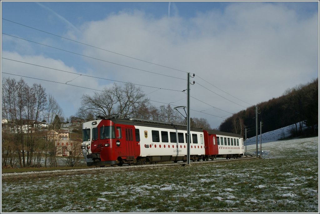 TPF (ex GFM) Regionalzug bestehend aus dem Be 4/4 152 und Bt bei Remaufens. 
12.01.2013