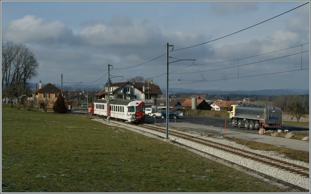 TPF Regionalzug nach Ch�tel-St-Denis bei der ehemaligen Haltestelle Tatroz. 
 12. Jan. 2013