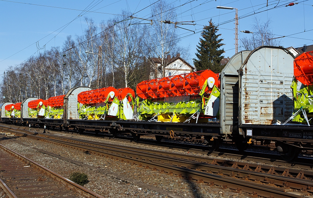 Transwaggon Flachwageneinheit mit geradem Fu�boden und festen Stirnw�nden (Laalps) , beladen mit VARIO Schneidwerke V750 der Fa. Claas f�r M�hdrescher, am 11.02.2012 in einem G�terzug der durch Kreuztal Richtung Hagen fuhr.