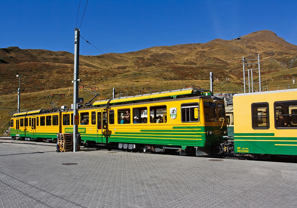 Triebzug 133 der WAB steht am 02.11.2011 im Bahnhof Kleine Scheidegg bereit zur Abfaht in Richtung Lauterbrunnen.