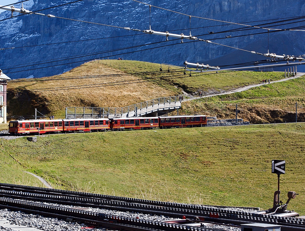 Triebzug (2 gekuppelte BDhe 4/8) der Jungfraubahn vorne Triebwagen Nr. 214 hinten 211 hat am 02.10.2011 den Bf Kleine Scheidegg (2064 m. �. M.)verlassen, und f�hrt hinauf zum Jungfraujoch.