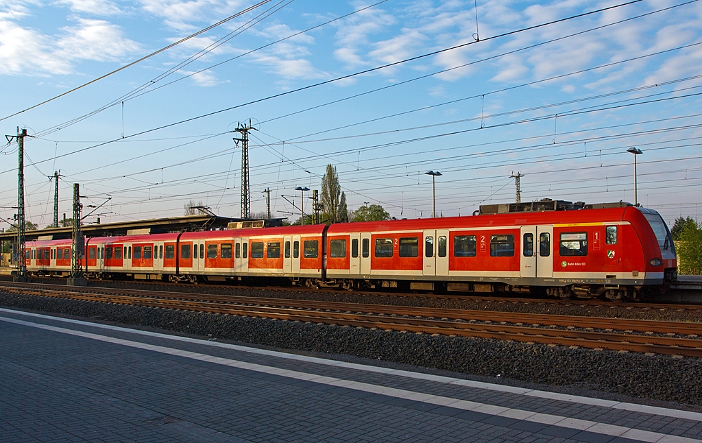 Triebzug 423 195-7 / 433 195/ 433 695 / 423 695 der S-Bahn K�ln steht am 28.04.2013 im Bahnhof Troisdorf.

Die Triebz�ge der Baureihe 423/433 sind S-Bahn-Triebz�ge, die seit 1998 den Vorg�nger DB-Baureihe 420 abl�sen. 

Mit Baureihe 423 werden die beiden angetriebenen Steuerwagen bezeichnet, w�hrend die ebenfalls angetriebenen Mittelwagen als Baureihe 433 klassifiziert werden. Insgesamt wurden 462 Einheiten gebaut.

Die vierteiligen Triebz�ge der Baureihe 423 sind 67.400 mm �ber Kupplung lang. Da der Triebzug f�r den S-Bahn-Betrieb gebaut wurde besitzt er kein WC. Als Leichtbaufahrzeug besteht er gr��tenteils aus Aluminium, das Leergewicht betr�gt 105,0 t. Als Antrieb wird hier Drehstromtechnik mit Bremsstromr�ckspeisung eingesetzt, die Leistung betr�gt 2.350 kW. Die zul�ssige H�chstgeschwindigkeit des Triebzugs betr�gt 140 km/h.

Die Achsformel ist Bo'(Bo') (2') (Bo')Bo', in Klammern die Jakobsdrehgestelle.
