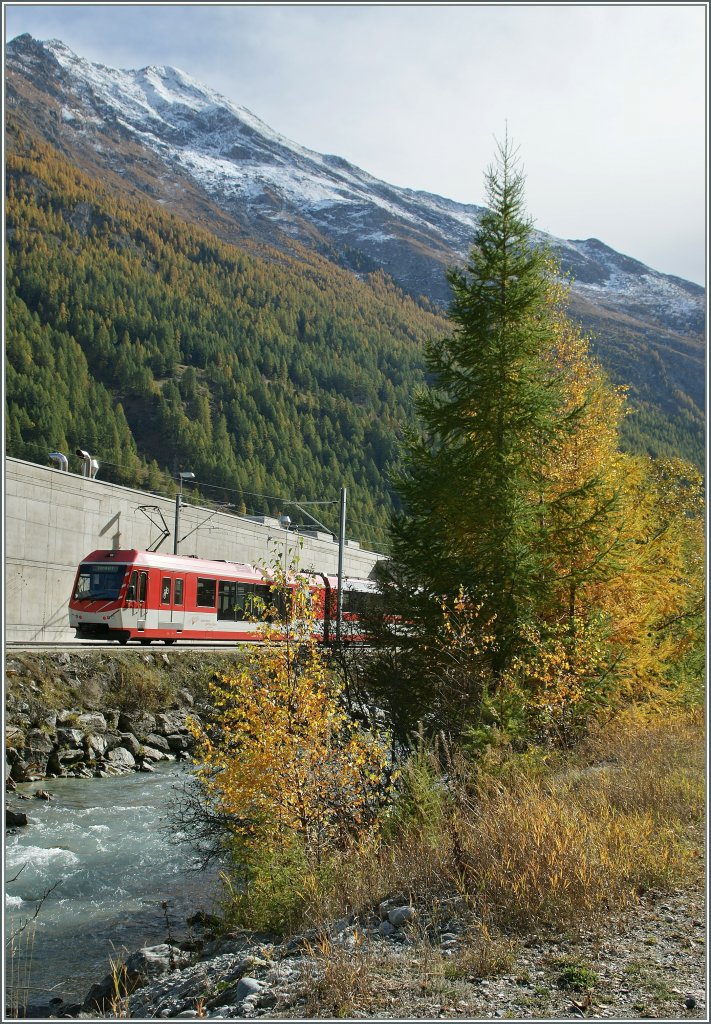 Um das lange Warten auf den Fr�hling zu verk�rzen,  w�hlte  ich in der Kiste mit Bilder aus sonnigen Zeiten: MGB  Zermatt-Shuttle bei T�sch.
19. Okt. 2012