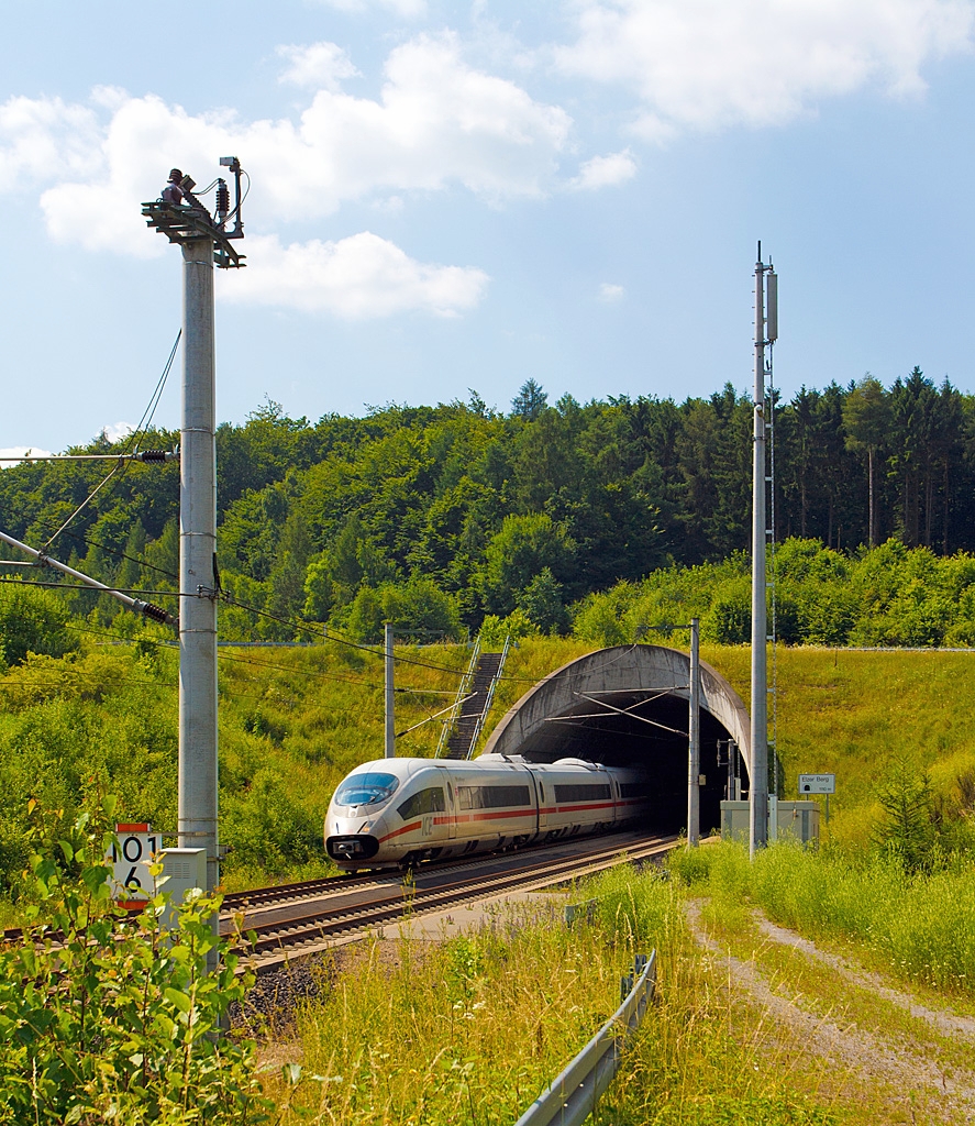Und hier kommt er heraus - Ein ICE 3 schie�t am 09.07.2013 aus dem S�dportal (bei km 101,6) aus dem Tunnel Elzer Berg (1.110 m lang) in Richtung Frankfurt/Main, auf der Schnellfahrstrecke K�ln–Rhein/Main (KBS 472).