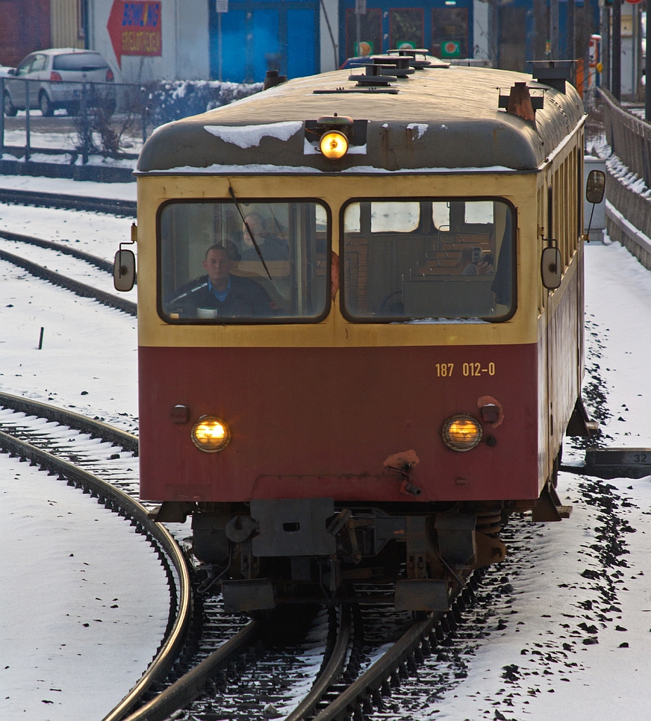 Und noch ein Bild von vorne.... Der Schmalspur (1.000 mm) Dieseltriebwagen 187 012 der HSB am 23.03.2013 als Zug-Nr. 8901 (morgendliche erste Zug; 7:45 Uht)  bei der Ausfahrt aus dem Bf Wernigerode nach Drei Annen Hohne.