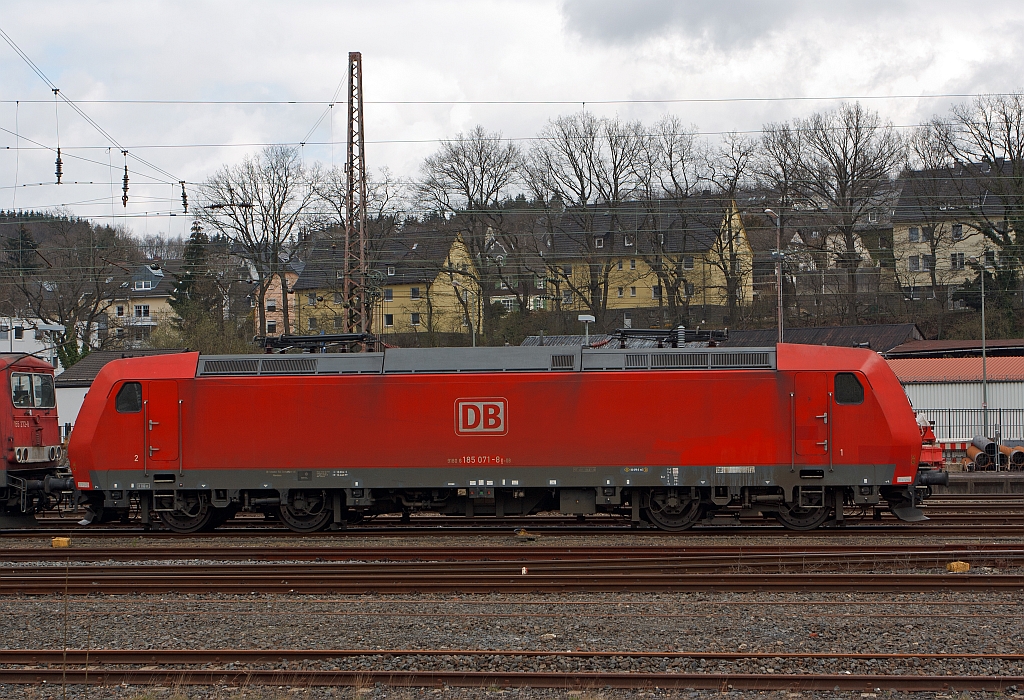Und noch eine in voller Breitseite.....185 071-8 der DB Schenker Rail abgestellt am 07.04.2012 in Kreuztal. Die BR 185 geh�rt zur Bombardier TRAXX-Familie, sie ist n�mlich eine TRAXX F140 AC1. Auf Grund der wachsenden internationalen Aktivit�ten von DB Schenker Rail (damals noch DB Cargo) wurde f�r neue G�terzug-E-Loks Zweisystemf�higkeit f�r den Einsatz unter einer mit 25 kV 50 Hz gespeisten Oberleitung gefordert, um mit den Loks auch Frankreich, Luxemburg und D�nemark anfahren zu k�nnen.