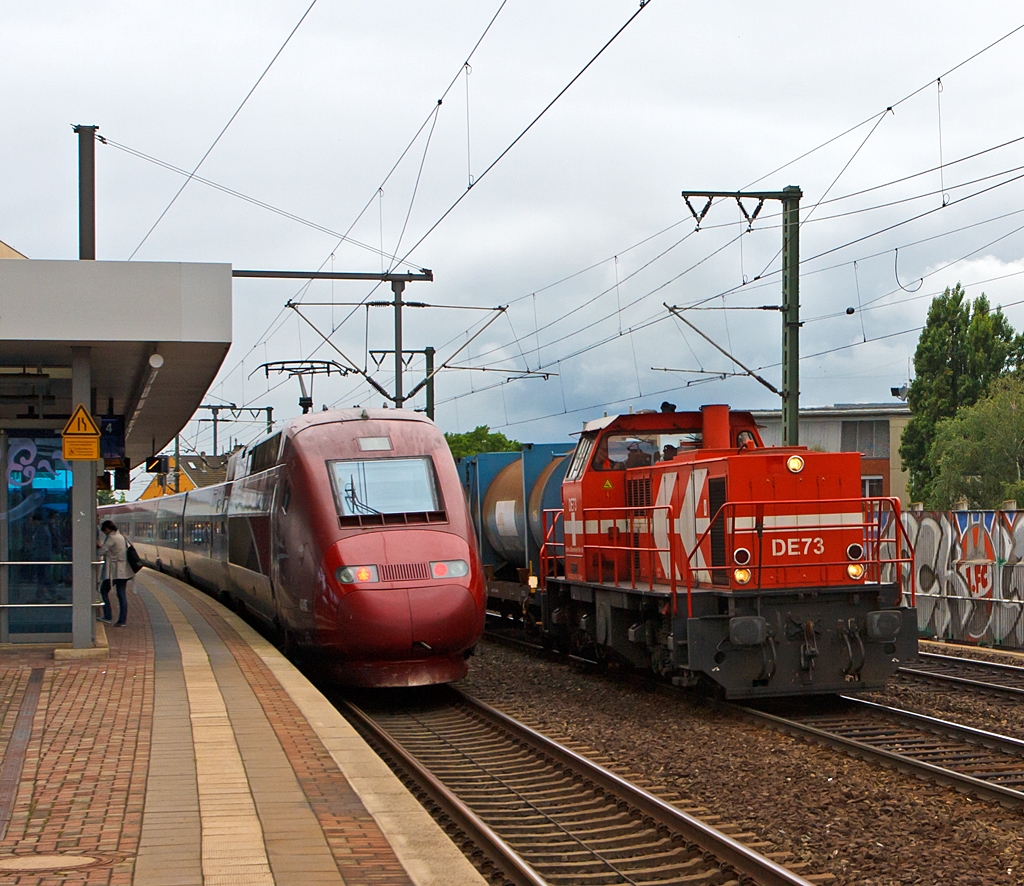 Ungleicher kann eine Zugbegegnung fast nicht mehr sein  -  
Am 03.07.0.2013 rauscht der Thalys 4345 in Richtung Paris durch den Bf K�ln-Ehrenfeld und in der Gegenrichtung die HGK DE 73, ex KFBE DE 93, (eine MaK DE 1002) mit einem M�llzug.
