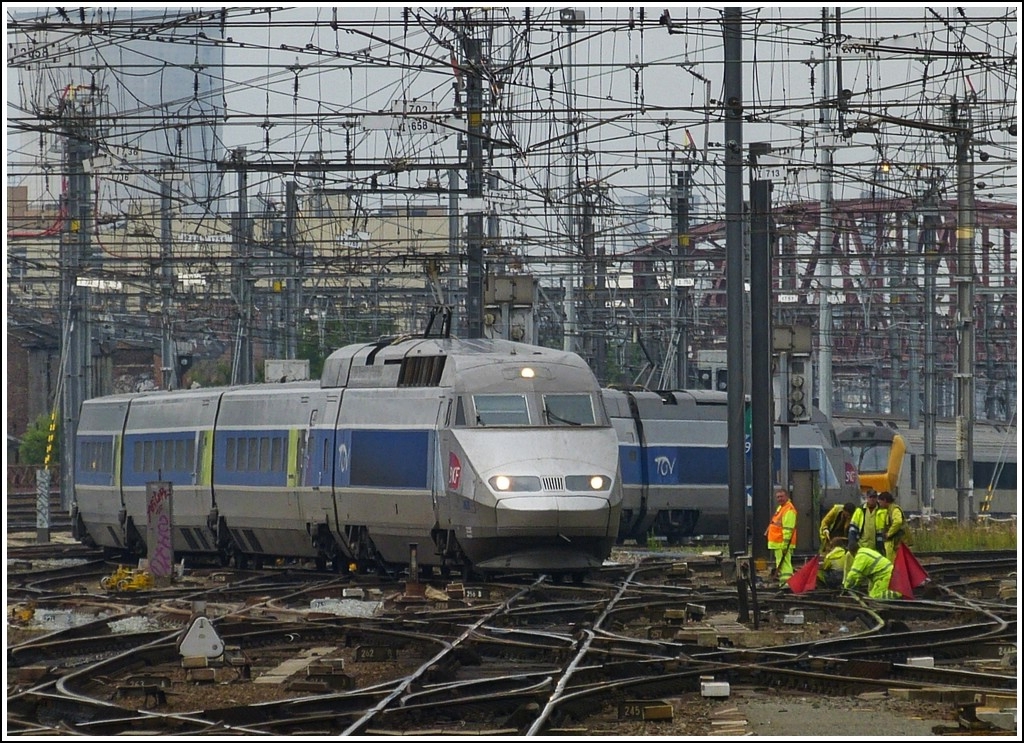 Unter einem regelrechten Drahtverhau und den aufmerksamen Blicken eines Bautrupps windet sich der TGV R�seau 4520 �ber die Weichen bei der Einfahrt in den Bahnhof Bruxelles Midi. 25.06.2012 (Hans)