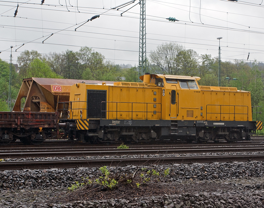 V 150.04, ex DR 110 966-9, ex DR 710 966 (eine V 100.5 ost) der SGL Schienen-G�ter-Logistik GmbH abgestellt (im Regen) am 06.05.2012 in Betzdorf/Sieg. Die Lok wurde 1983 von LEW unter der Fabriknummer 17315 gebaut und als DR 110 966-9 in Dienst gestellt,  1992 Umzeichnung in 710 966-3  und  1996 die Ausmusterung  bei der DB. 1999 erfolgte ein Umbau gem�� Umbaukonzept BR 293 der ABB Daimler Benz Transportation GmbH, 2009 erhilt die Lok die NVR-Nummer 92 80 1293 510-4 D-SGL.