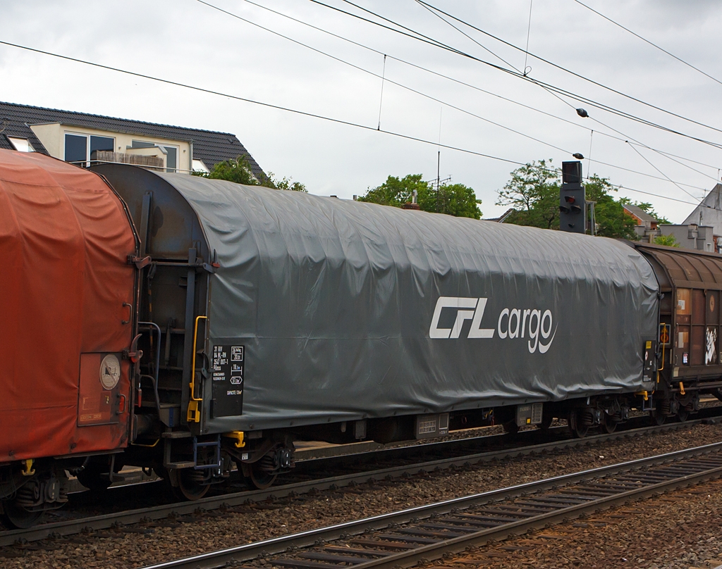 Viele Luxemburger sind wohl Holl�nder -  
Drehgestellflachwagen mit vier Rads�tzen, verschiebbarem Planenverdeck, Rilnss 31 84 3547 007-1 der CFL Cargo, jedoch eingestellt bei DB Schenker RN (31 RIV 84 NL-RN 3547 007-1).
Hier am 03.07.2013 im Zugverbund, bei der Durchfahr durch den Bf K�ln-Ehrenfeld.
