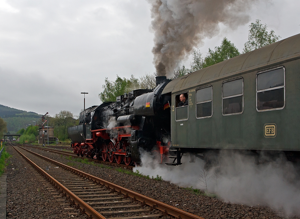 
Volldampf im Hellertal, aus Anlass: 150 Jahre Eisenbahn an Sieg, Heller, Dill und Lahn, am 06.Mai 2012:
P�nktlich um 8:12 Uhr fuhr die 52 8134-0 der Eisenbahnfreunde Betzdorf vom Bahnhof Herdorf Tender voraus weiter in Richtung Gie�en.