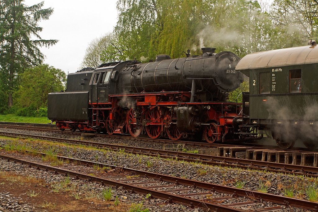 
Volldampf im Hellertal: Die Dampflok 23 042 vom Eisenbahnmuseum Darmstadt-Kranichstein steht am 06.05.2012 Tender voraus  im Bahnhof Herdorf. Diese Neubaulok wurde 1554 von Henschel u. Sohn, Kassel 
unter der Fabrikationsnummer  28542 gebaut. Von der BR 23 wurden insgesamt 105 Lokomotiven gebaut die letzte 1959 bei Jung in Kirchen/Sieg, dies war auch die letzte Neubaulok der DB.