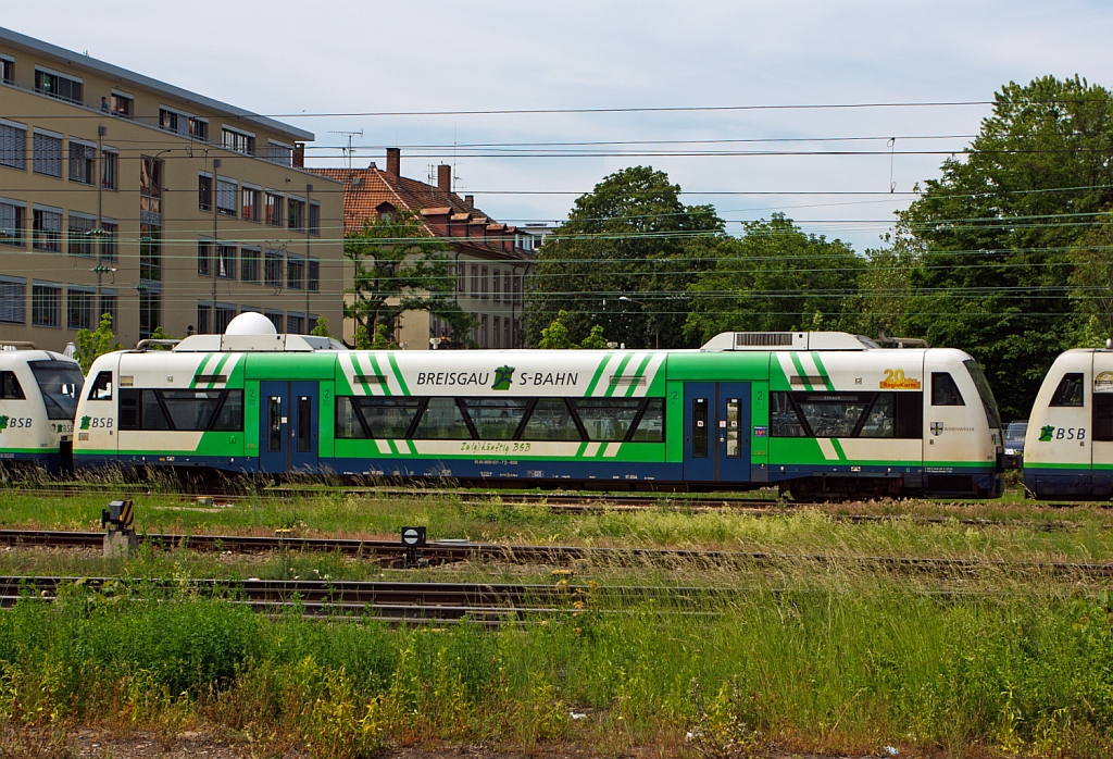 VT 004  Wasenweiler  (650 031-7) ein ADtranz Regio-Shuttle RS1 der Freiburg-S-Bahn GmbH (BSB) f�hrt am 25.05.2012 in den Hbf Freioburg (Breisgau) ein.

Dieser Triebwagen wurde 1998 von ADtranz unter der Fabriknummer 36609 gebaut. 

Die Regio-Shuttle RS1 (BR 650) wurden von  Adtranz (ABB Daimler Benz Transportation) entwickelt und auch gebaut, jedoch und durch die �bernahme von Adtranz durch Bombardier darf diese den Regioshuttle aus kartellrechtlichen Gr�nden seit 2001 nicht mehr fertigen, somit wurde die Rechte und Produktion an Stadler Rail abgegeben.