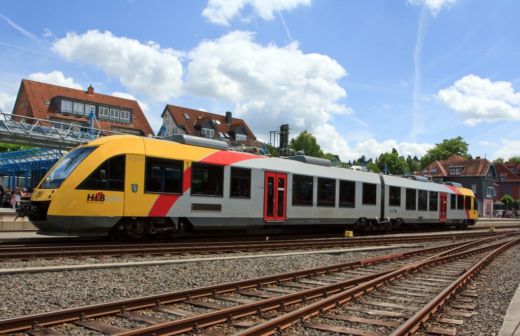 VT 203 ALSTOM Coradia LINT 41 (DB-Baureihe 648) der TSB (Taunusbahn) bzw. HLB  (Hessische Landesbahn) f�hrt am 12.06.2011 von Frankfurt kommend in den Bahnhof K�nigstein/Taunus ein.