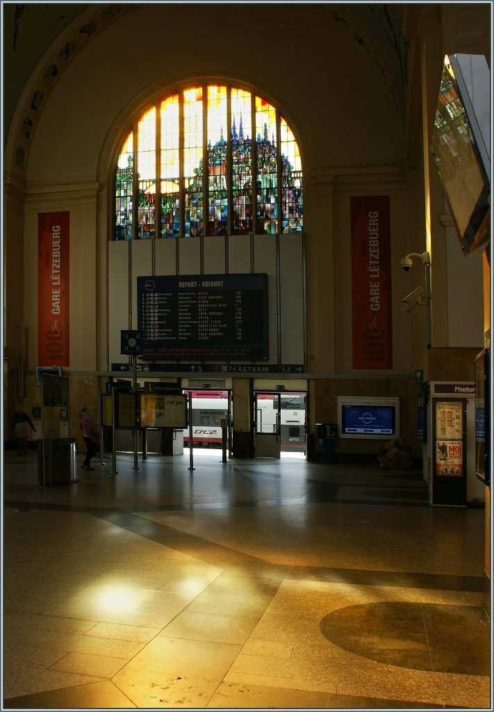 W�hrend wir in der Bahnhofshalle von Luxembourg auf Freunde warten, setzt die Sonne diese in ein besonderes Licht.
(14.06.2013)