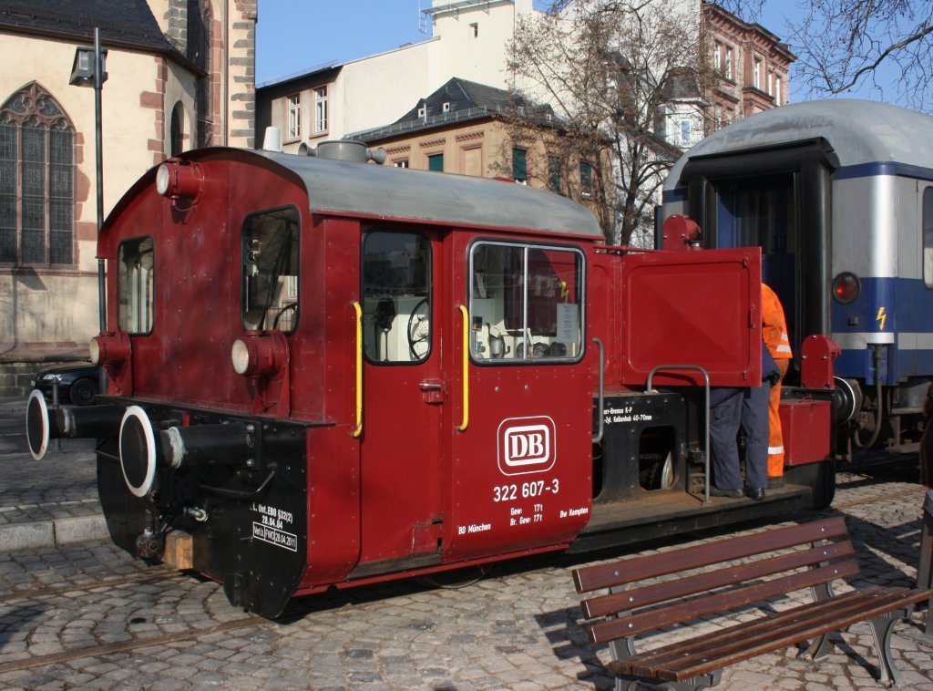
Wartung muß sein: Die 322 607-3 beim Fahrtag der Historische Eisenbahn Frankfurt e.V. auf der Frankfurter Hafenbahn/Mainufer am 30.01.2011 an der Haltestelle Eiserner Steg der HEF. Die ex Kö 4293 wurde 1934 bei Krauss-Maffei, Fabr.-Nr. 15429, gebaut und an die DRG geliefert.
1943 Umbau in DRG  Kg 4293  (Betrieb mit Generatorgas), 1949 wieder Umbau DB  Kö 4293  , 1965 Umbau in DB  Köf 4293  , 1968 Umzeichnung in DB  322 607-3  und am 31.12.1980 erfolgte die Ausmusterung DB.  Im Jahre 1981 ging sie an die Deutsche Hyperphosphat GmbH, Budenheim  1  .