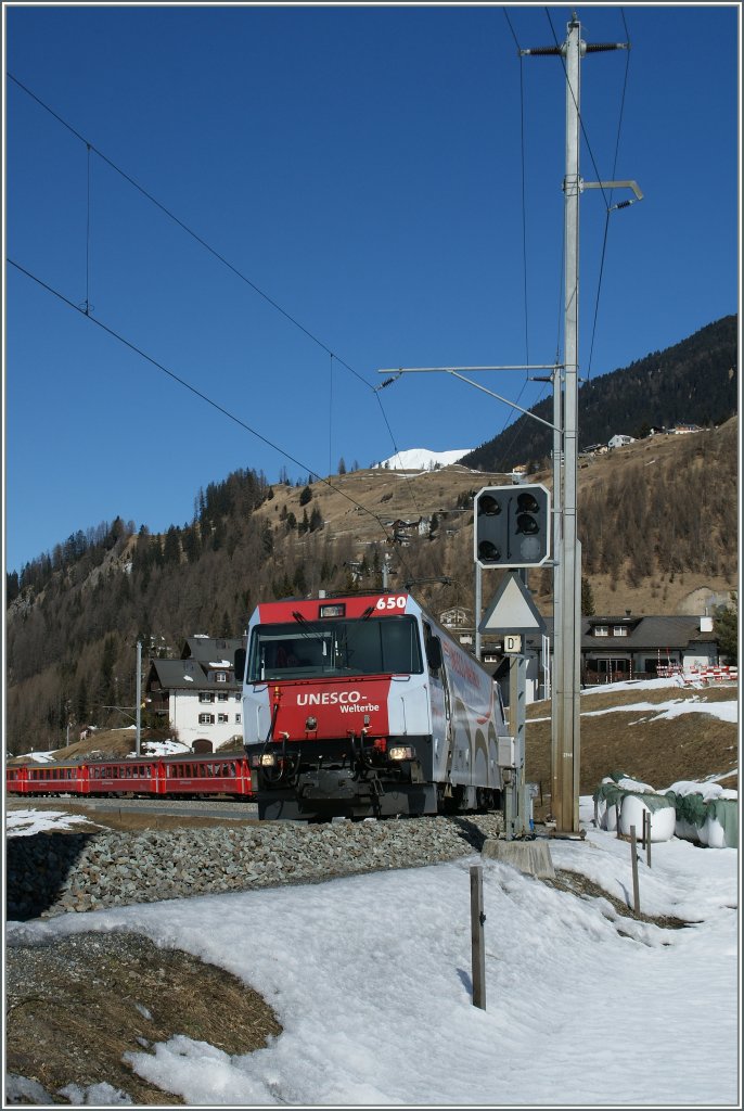 Weitaus angenehmer als beim vorangegangenen  Bild erscheint die erholsame Landschaft bei Berg�n.
Ge 4/4 III 650 mit einem Albula Schnellzug nach St.Moritz kurz nach Berg�n.
16. M�rz 2013