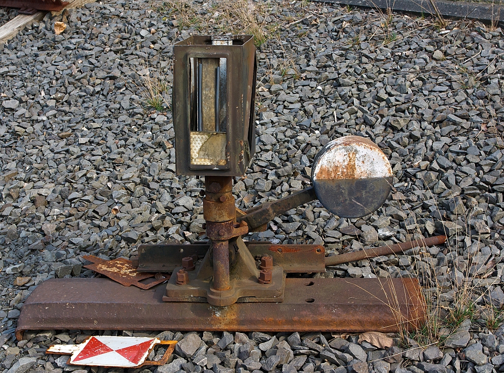 Wenn er doch nicht so schwer w�re......
Dann h�tte ich ihn eingepackt:-) 
Ein alter ausgebauter Weichenantrieb am 17.03.2012 in Betzdorf-Bruche.