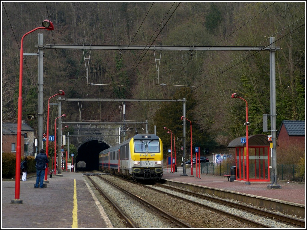 Wir waren gestern (03.03.2012) in Esneux und haben Dieter Schumacher besucht (die Details folgen per mail). Das Bild zeigt den etwas versp�teten IR 119 Liers - Luxembourg bei der Durchfahrt durch den Bahnhof von Esneux. (Jeanny)