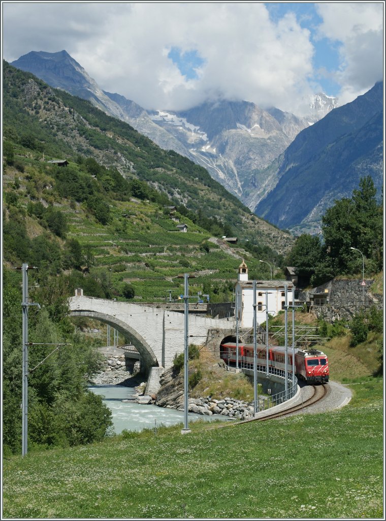Wolken Br�cke(n) eine sch�ne Landschaft und mittendrin der MGB Zug auf dem Weg nach Zermatt.
Bei Neubr�ck, den 22. Juli 2012