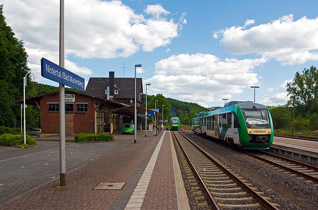 Zugbegegnung  auf der Oberwesterwaldbahn (KBS 461) am 04.05.2013 im Bahnhof  Nistertal / Bad Marienberg (fr�her Bf Erbach/Westerwald). 
Links ist gerade der Vectus VT 207   (95 80 0640 107-8 D-VCT) ein LINT 27 als RB nach Limburg (Lahn) losgefahren. Auf Gleis 2 (rechts) steht noch der Vectus VT 256 (95 80 0648 156-7/656-6 D-VCT) ein LINT 41 als RB nach Au (Sieg) �ber Altenkirchen, dieser Zug musste hier den Gegenzug abwarten, da die Strecke eingleisig ist. 

Ab Juli 2015 wird die Farbgebung auf dieser  Strecke auch anders aussehen. Dann f�hrt hier auch die Hessische Landesbahn GmbH (HLB), wobei dann von Limburg durchg�ngig bis Siegen als RB 28 fahren wird (Limburg – Altenkirchen – Au – Betzdorf – Siegen – teils bis Kreuztal). Ab Au (Sieg) ist es dann die Siegstrecke (KBS 460).

Die vectus Verkehrsgesellschaft mbH  wird es dann wohl nicht mehr geben, die derzeitigen Gesellschafter der vectus sind die Hessische Landesbahn (74,9%) und die Westerwaldbahn (25,1%).

Bleibt nur zu hoffen dass die Fahrzeiten nicht allzu lang sein werden,
denn heute ist man von Limburg schon 2 Stunden bis Au unterwegs, von dort es dann wieder eine 3/4 Stunde bis Siegen. Mit dem Auto braucht man f�r die Strecke max. 1 1/2 Stunden.