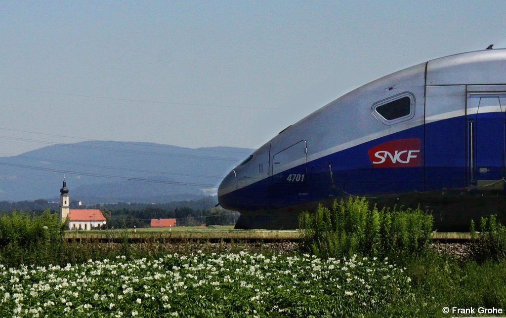 Zum Abschluss der TGV-Fotos noch ein kleines Experiment: Detail Triebkopf von SNFC TGV 4701 vor Kulisse des Bayerischen Waldes mit Bayerischem Kirchlein, fotografiert bei Stra�kirchen am 29.06.2011