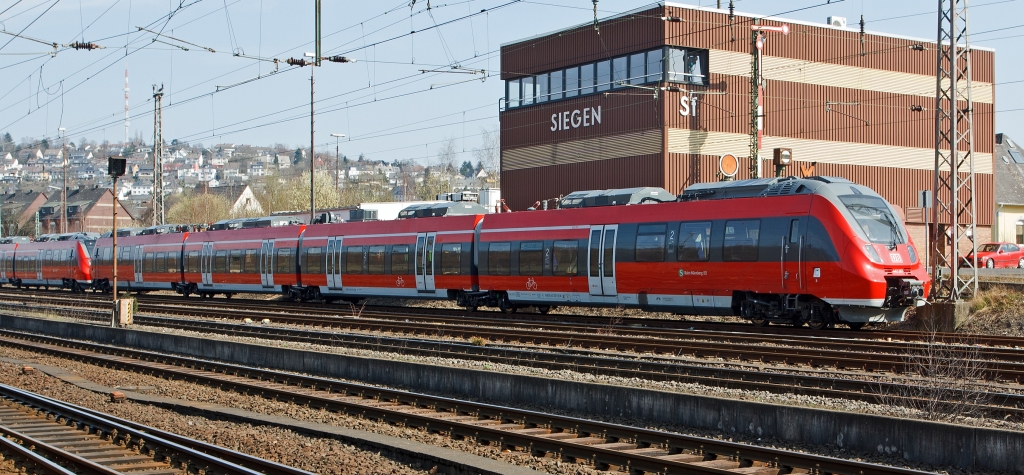 Zum erstenmal gesehen: 4-teilige Bombardier Talent II  442 267 und 442 218 abgestell am 24.03.2012 in Siegen vor den Stellwerk Siegen Fahrdienstleiter (Sf). Insgesamt hat die DB AG f�r die Strecke RE 9 (Siegen-K�ln-Aachen) 15 Fahrzeuge bestellt. Auf diese zwei Testfahrzeugen werden die k�nftigen Lokf�hrer schon einmal vorab an die neue Fahrzeugtechnik gew�hnt. Diese Garnituren der S-Bahn N�rnberg werden z.Z.  rund um die Uhr bewacht. Warum so ein Aufwand? Einzig wegen der Graffiti-Sprayer. 