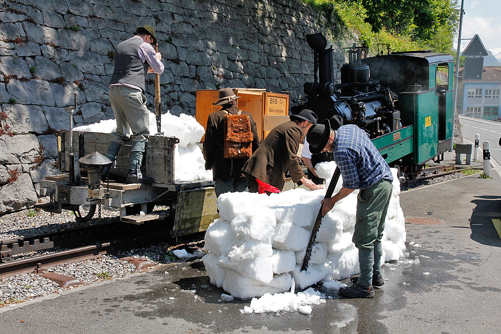 Zur�ck in Brienz, fabrizieren die BRB-Mannen eine Schneebar, auf der bald das Bier k�hl gelagert und angeboten wird... 24. Mai 2012