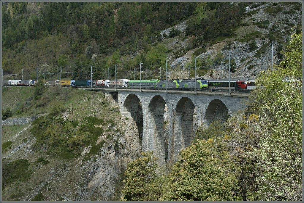 Zwei BLS Re 485 mit einer RoLa auf dem Luogelkinn-Viadukt. (LBS gesperrt)
4. Mai 2013