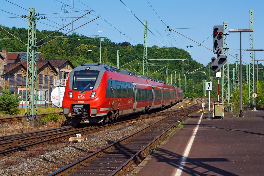 Zwei gekuppelte Bombardier Talent 2 - 442 263 / 763 (vierteilig) und 442 103 / 603 (dreiteilig) fahren am 08.07.2013 als RE 9 - rsx – Rhein-Sieg-Express (Aachen - K�ln - Siegen) in den Bahnhof Betzdorf/Sieg ein.