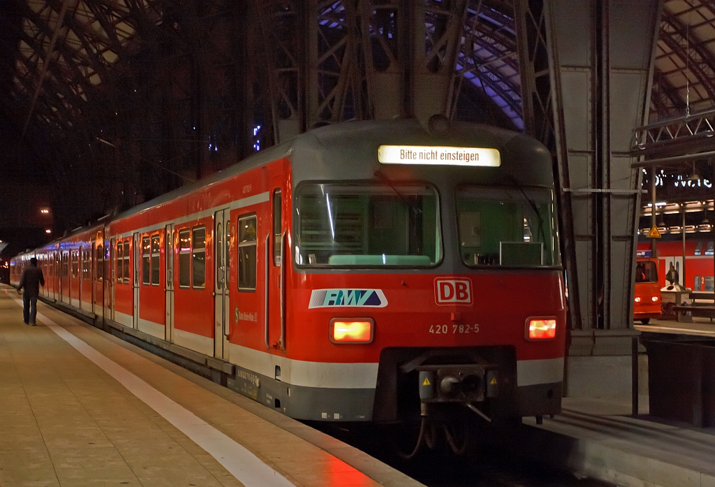
Zwei gekuppelte ET 420 (der Vordere bestehend aus 420 782-5 / 421 282-5 / 420 282-6) steht am 28.09.2012 im Hbf Frankfurt am Main. 
Die vordere dreiteilige Elektrotriebzug-Garnitur ist aus der 4.Bauserie (1978/1979) und wurde von MBB und BBC gebaut.

Die Entwicklung dieser dreiteiligen Elektrotriebz�ge beruht auf Olympischen Spiele 1972 in M�nchen, da Deutsche Bundesbahn daf�r dringet neue S-Bahn-Triebz�ge ben�tigte.
Angelehnt an die S-Bahn-Triebwagen von Hamburg und Berlin, sowie aus Erfahrungen mit den vorhandenen Wechselstrom-Triebwagen ET 27 und ET 30 (alte BR 427 und 430), entstand 1969 diese ET der BR 420/421. Bei diesen Fahrzeugen ist jeder Radsatz angetrieben. Die ETs bew�hrten sich ausgezeichnet und es wurden bis 1997 insgesamt 497 St�ck dieser Baureihe gebaut. Die Endtriebwagen wurden als BR 420, der Mitteltriebwagen als BR 421 eingereiht.

Technische Daten:
L�nge �ber Kupplung: 67400 mm (Endtriebwagens ET420 je 23,3m und der Mitteltriebwagens ET421 ist 20,8 m lang)
Eigengewicht: 129 t (ab ET 420 131 wurden die ET vollst�ndig  in Aluminiumleichtbauweise gebaut), die maximale Achslast betr�gt 16 t.
Achsformel: Bo'Bo'+Bo'Bo'+Bo'Bo' (12 angetriebene Achsen �ber Tanzlagerantrieb). 
Dauerleistung: 2400 kW
H�chstgeschwindigkeit: 120 km/h
Anfahrbeschleunigung: max. 1,0 m/s�, im Betrieb 0,9 m/s�