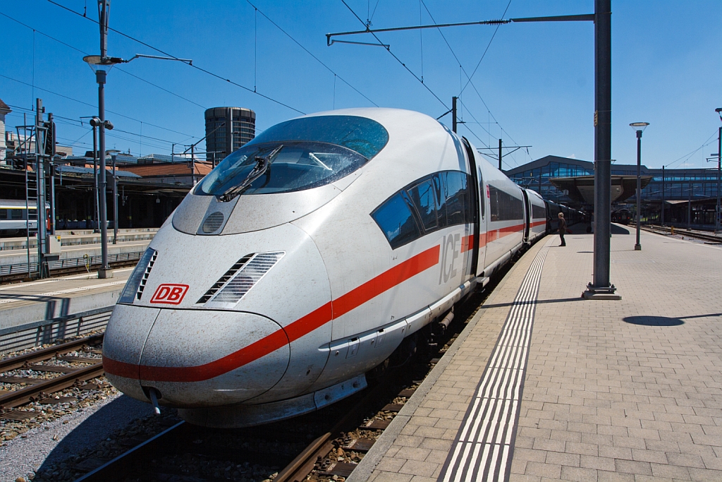 Zwei gekuppelte ICE 3 (403 553-1 und 403 527-5   Siegen ) stehen f�r unsere Heimreise am 29.05.2012 in Basel SBB bereit. 

Im Gegensatz zu den Schwesterbaureihen 406 und 407 ist sie nur einsystemf�hig und verkehrt daher nur in Deutschland sowie zum benachbarten Bahnhof Basel SBB. 
Die L�nge eines Triebzuges ist �ber Kupplung 200,84 m, somit stehen hier �ber 400 Zug. 
Ein Triebzug hat eine Dauerleitung von 8000 kW, die �ber 16 Fahrmotoren auf die Schiene gebracht werden, Die H�chstgeschwindigkeit betr�gt 330 km/h. Die Achsformel ist Bo'Bo'+2'2'+Bo'Bo'+2'2' +2'2'+Bo'Bo'+2'2'+Bo'Bo'.