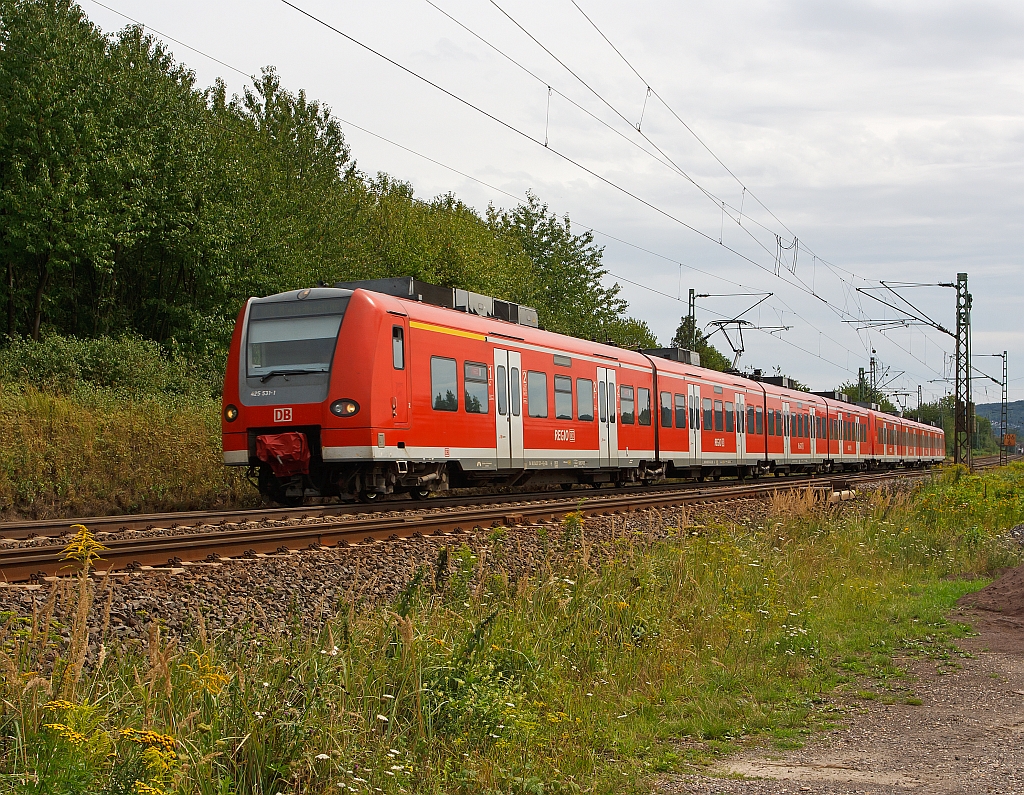 Zwei gekuppelte Triebz�ge 425 531-1 und 425 035-3 als RE8 (Rhein-Erft-Express) f�hrt am 11.08.2011 von Unkel weiter in Richtung K�ln und M�nchengladbach.