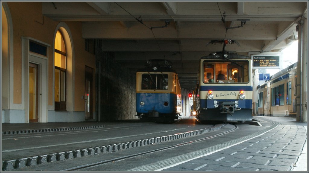Zwei Generationen klassischer Rochers de Naye Triebwagen in Montreux. 
12. Jan. 2012