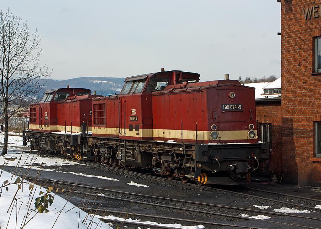 
Zwei  Rote Kamele , auch bekannt als  Harzkamel , der HSB abgestellt am 23.03.2013 in Bf Wernigerode. Hier sind es 199 874-9 ex DR 110 874-5, ex DR 299 115-6 und dahinter 199 872-3 ex DR 110 872-9, ex DR 299 114-9.

Wie man es hier schon aus den ehemaligen Nummern der DR sehen kann, handelt es sich bei diesen Dieselloks um ehemalige normalspurige V 100.1 der DR die in den siebziger Jahren bei LEW  Hans Beimler  in  Hennigsdorf gebaut wurden sind, wobei die Entwicklung der DR V 100 von Lokomotivbau  Karl Marx  in Babelsberg stammt.

In der ehem. DDR hatte in den 80er-Jahren der Güterverkehr auf der Schiene eine größere Bedeutung als etwa bei der Deutsche Bundesbahn in der Bundesrepublik. Das lag zum einen an dem schlechten Zustand der Fernverkehrsstraßen, zum anderen am mangelnden Bestand an leistungsfähigen Lastkraftwagen in der DDR. 
Im Harz zogen die schmalspurigen Neubauloks in Doppeltraktion Kohlezüge. Mit dem verstärktem Güterverkehr im Südharz und der notwendig gewordenen Abordnung von Neubaumaschinen ins Selketal, wurden Mitte der achtziger Jahre die Loks knapp.

Woher sollten die Dieselloks mit 1.000 mm Spurweite nur kommen. Die damalige DDR war vertraglich fest an den RGW (Rat für gegenseitige Wirtschaftshilfe) gebunden. Daher durfte sie keine Dieselloks mehr bauen! Aber mit Diesellok aus anderen Bruderländern hatte man schlechte Erfahrungen, so faste man den Entschluss, im Rahmen einer Rekonstruktion eine bewährte deutsche Lokomotive für die Harzer Schmalspurbahnen umzubauen.

Wobei sich die Umkonstruktion jedoch in die Länge zog. Bereits 1982 sprach man davon - doch erst im Dezember 1988 stand die erste Maschine auf dem Hof in Wernigerode. Die Lokomotiven wurden vom RAW Stendal, wo der Umbau erfolgte, auf Schleppgestellen nach Wernigerode verbracht. Hier wurden die Loks angehoben und mit Schmalspurdrehgestellen versehen.
Neben der Spurweite, ist ein ganzgroßer Unterschied in den Drehgestellen ersichtlich. Während die Normalspurloks die Achsfolge BB haben, hat die Schmalspurvariante, um die Achslast zu reduzieren, die Achsfolge CC. Auch die Zug- und Stoßvorrichtung (Puffer und Zughaken) wurden am Drehgestell angebracht, nicht wie bei der Regelspur am Rahmen (die alte Befestigungslöcher kann hier noch gut sehen).

Dadurch wird die Zugkraft zum Teil über die Drehzapfen der Drehgestelle übertragen. Aus diesem Grund dürfen die 199 8 nicht zum Zweck der Zugkrafterhöhung (Doppeltraktion) zusammen gekuppelt werden. 
Interessant ist auch der Tausch von Primär- und Sekundärfederung. Während bei der Normalspur Schraubenfedern zur Federung des Drehgestells zum Hauptrahmen dienen, findet man diese bei der Schmalspur zu Federung jeder einzelnen Achse. Umgekehrt ist bei der Normalspur die einzelne Achse mit Gummischubdruckelementen gefedert, bei der 199.8 dienen diese Elemente zum Federn des Drehgestells. 

An der eigentlichen Lokomotive gibt es nur wenige Änderungen. Trotzdem ist es manchmal nicht ganz einfach auf den Führerstand zu kommen, denn die Schmalspurausführung ist 11cm höher als ihr Original.

Bevor die  Roten Kamele  eingesetzt werden konnten, mussten noch einige Veränderungen an den Strecken vorgenommen werden. Dies wurde notwendig, da das Lichtraumprofil der Dieselloks an einigen Stellen das der Strecke überschritt. In einige Gleise dürfen die 199.8 auch heute noch nicht hinein. Sie passen teilweise auch nicht in den Lokschuppen hinein, darum findet man manchmal ein Schild  Halt für BR 199.8! .

Umgebaut wurden insgesamt zehn Loks der Serie V 100.1 mit 800er Ordnungsnummer – die Nummer blieb unverändert bestehen. Geplant waren sogar dreißig Loks umzubauen und alle Dampfloks zu ersetzen und zu auszumustern. Durch die politische Wende blieb es allerdings bei den zehn Lokomotiven, welch ein Glück im doppelten Sinne (Wiedervereinigung und der Erhalt der Dampfloks).

Im Rahmen der Vereinigung der beiden deutschen Staatsbahnen Deutsche Bundesbahn und Deutsche Reichsbahn war es erforderlich, ein einheitliches System zu schaffen. Daher kam es ab dem 01.01.1992 (Gemeinsames Baureihenschema DR und DB) noch zur Umzeichnung der Loks in die Baureihe 299.
Durch die politische Wende bzw. Wiedervereinigung Deutschlands zeichnete sich ab, dass die Schmalspurbahnen im Harz unter Regie der DR keine Zukunft haben werden. Über eine kommunale Gründungsgesellschaft entstand am 13. März 1991 das private Eisenbahnverkehrsunternehmen (EVU)  Harzer Schmalspurbahnen GmbH (HSB) .  Am 01.02.1993 übernahm die HSB die Strecken, die Anlagen, die Fahrzeuge und den größten Teil der bei den Schmalspurbahnen im Harz tätigen Mitarbeiter der DR. Seit diesem Tag ist die HSB zuständig für den Betrieb auf den Harzer Schmalspurbahnen. Gesellschafter der HSB sind die Landkreise Harz und Nordhausen, die an der Strecke liegenden Kommunen, die Stadt Quedlinburg, die Gemeinde Tanne sowie die Kurbetriebsgesellschaft Braunlage. 
Nun wurden auch die Loks wieder zurück umgezeichnet in BR 199.8.

Die HSB unterhält heute (seit der Streckenverlängerung 2006 von Gernrode nach Quedlinburg) ein Schmalspur-Streckennetz von 140,4 km Länge mit 42 Bahnhöfen und Haltepunkten.


Drei Lokomotiven (199 861-6, 872-3 und 874-9) wurden 1998 bei Adtranz in Kassel modernisiert, sie bekamen eine Funkfernsteuerung und zwei Loks zusätzliche Normalspurpuffer für den Rollbockverkehr auf entsprechender Höhe vorne und hinten angebaut, bei der hinteren 199 872-3 (die auch z.Z. die einzige ist die sie hat) kann man die noch oben geklappten Puffer deutlich sehen. Vier überzählige gleichzeitig verkauft und diese wurden danach zu Normalspurfahrzeugen zurückgebaut. Die drei anderen nicht modernisierten Lokomotiven (199 871-5, 877-2 und 892-1) wurden mangels Bedarf und wegen Fristablauf abgestellt.

Technische Daten der BR 199.8:
Achsfolge: C´C´
Spurweite: 1.000 mm (Meterspur) 
Länge über Puffer: 14.240 mm
Motor: 12-Zylinder-4 Takt-Diesel-V-Motor mit Abgasturbolader und Ladeluftkühler
Leistung: 883 KW / 1200 PS
Getriebe: 3-Wandler Strömungsgetriebe
Höchstgeschwindigkeit: 50 km/h (Vor- und Rückwärts)
Dienstgewicht: 66,0 t
Befahrbarer Bogenradius: R 30 m
Achslast: 10,7 t

Quellen: HSB Harzer Schmalspurbahnen GmbH; V 100-online.de

