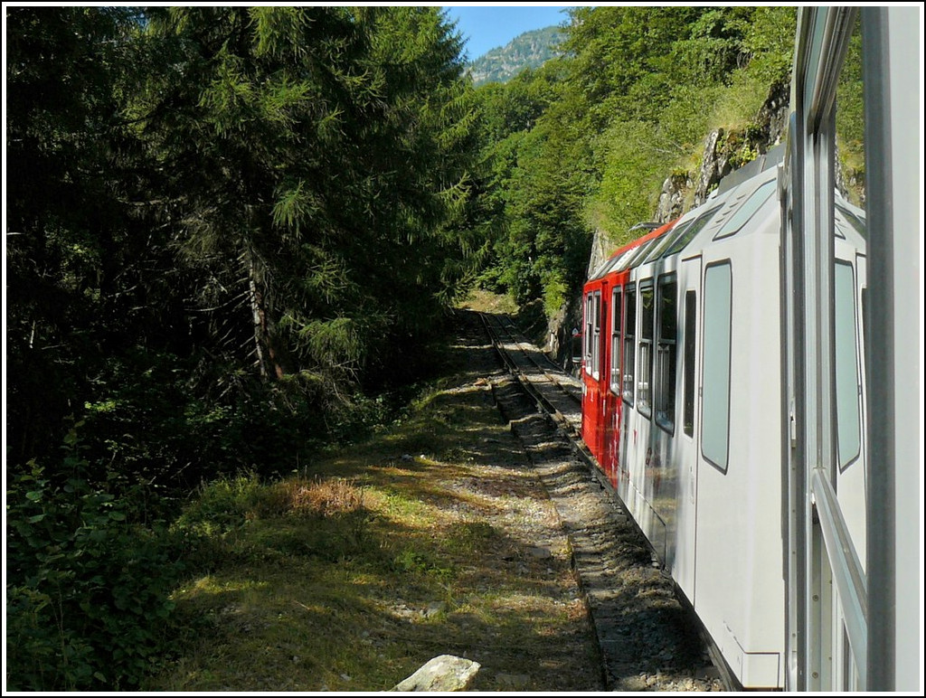 Zwischen Le Tr�tien und Finhaut bezieht der Mont-Blanc Express den Strom �ber die Stromschiene. 03.08.2008 (Hans)