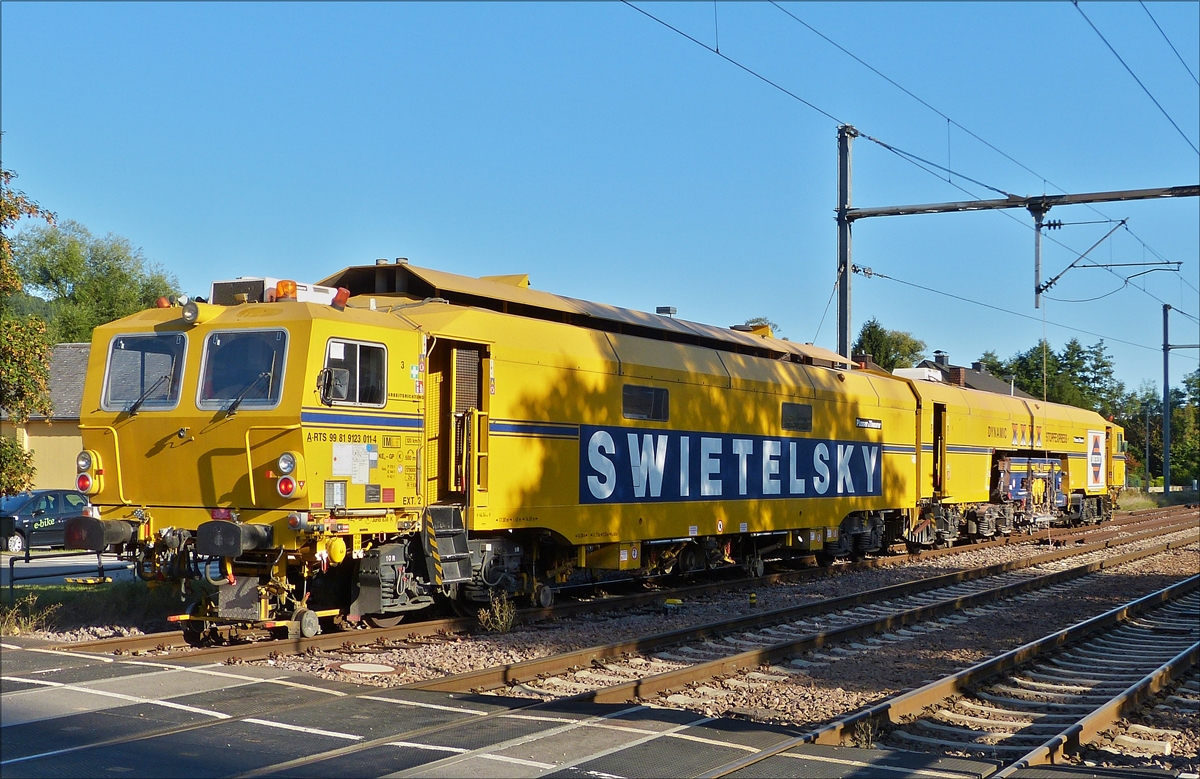 . A-RTS 99 81 9123 011-4  Schweres Nebenfahrzeug der Art: Vierschwellenstopfmaschine 09 – 4X Dynamic, gebaut von Plasser & Theurer im Jahr 2007 unter der Nr 3281; Eigengewicht 179 t; zugelassen f�r Streckenklasse D4, das Fahrzeug ist am 09.09.2016 auf der Dieselstrecke in Schieren im Einsatz.  (Hans)