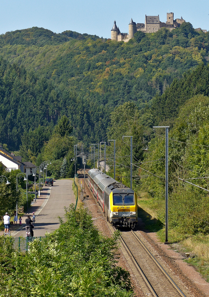 . Absoluter Notschuss, aus dem Auto raus, Kamera an, schon kam mit Lok 3011 mit IC 112 aus Richtung Kautenbach angebraust, dabei hatte Hans gemeint es dauere noch ca 5 Minuten bevor der Zug kommt... 13.09.2016  (Jeanny)